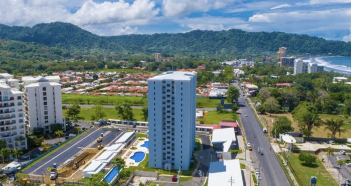 Tu escapada moderna: vida con vista al mar en Viva Jacó en Jacó, Garabito, Puntarenas — $269,000 - Foto 3 de 11