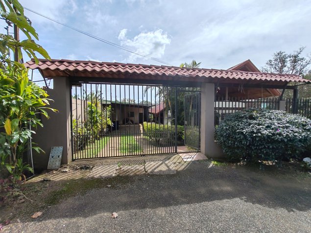 Alquiler de propiedad con casa tipo chalet y zona verde in Barva, Heredia — $1,600 - Photo 2 of 25