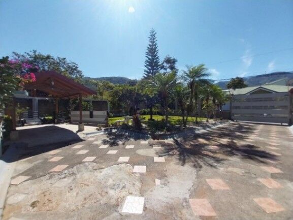 Se vende espaciosa casa con amplio lote en Santa Ana 23-1554 en Santa Ana, San José — $807,500