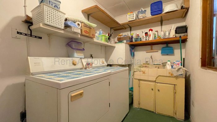 Venta de Casa Esquinera de una Planta en San Rafael de Escazú. RAH 27-289 en San Rafael, Escazú, San José — $275,000
