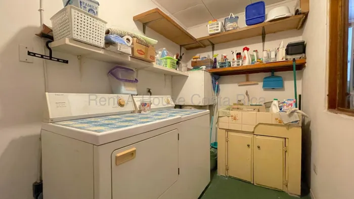 Venta de Casa Esquinera de una Planta en San Rafael de Escazú. RAH 27-289 en San Rafael, Escazú, San José — $275,000 - Foto 2 de 16