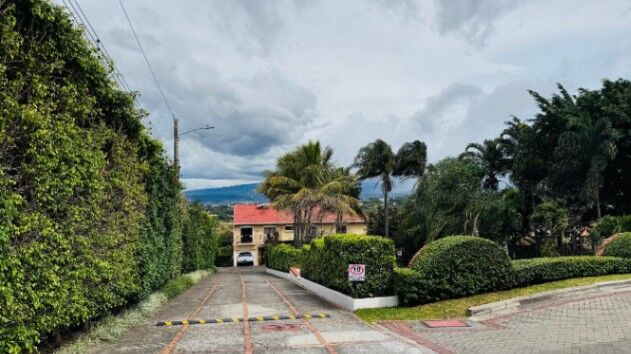 Se vende casa en Escazú San José 26-1085 en San Rafael, Escazú, San José — $540,000