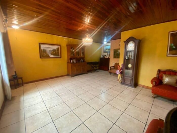 Se vende casa en Heredia Centro 25-445 en Heredia — ₡ 120 000 000