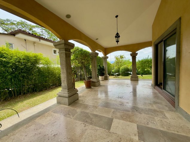 Casa para la venta o alquiler es guachipelin con vista en Escazú, San José — $1,050,000