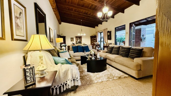 Venta Casa Independiente en Guayabos, Curridabat in Curridabat, San José — $484,000 - Photo 2 of 27