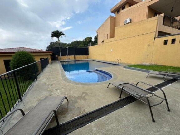 Se vende espaciosa casa en condominio de San Antonio de Belén 25-1028 en San Antonio, Belén, Heredia — $250,000