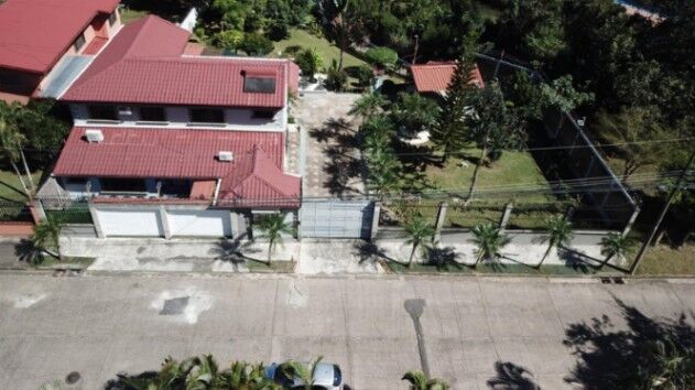 Se vende espaciosa casa con amplio lote en Santa Ana 23-1554 en Santa Ana, San José — $807,500