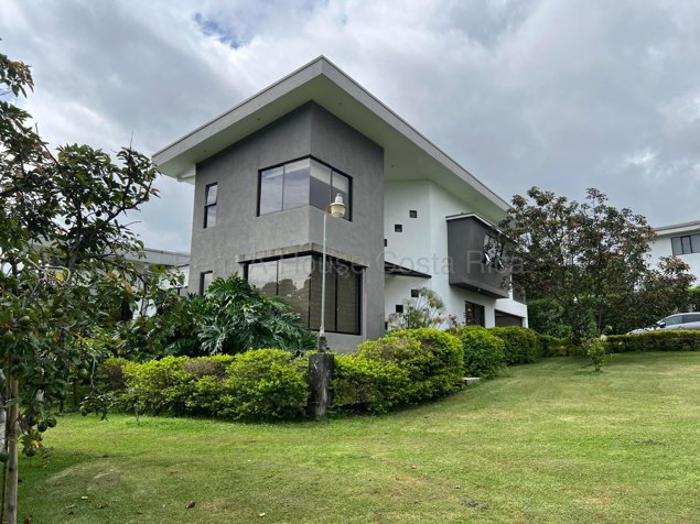 Venta de Imponente Casa en Barva, Heredia / Mls. 26-1533 OFC JB en Barva, Heredia — $870,000 - Foto 2 de 10
