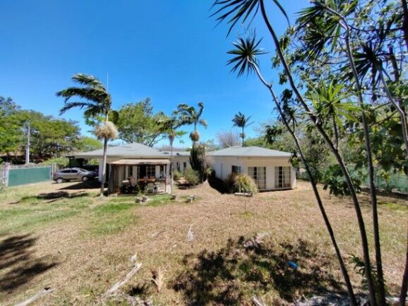 Se vende espaciosa casa con lote de 1,337m2 en Brasil Santa Ana 24-1528 in Brasil, Santa Ana, San José — $415,000