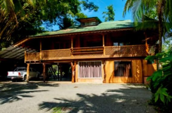 BELLÍSIMA PROPIEDAD CON 3 CASAS EN CAHUITA, LIMÓN.  en Cahuita, Talamanca, Limón — ₡ 180 000 000
