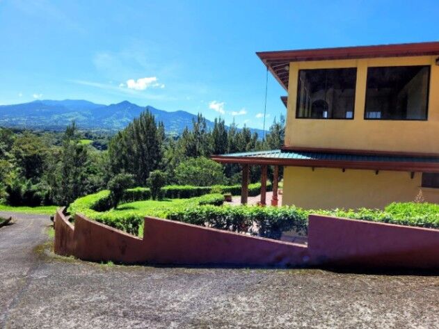 Venta de Magnifica Casa en San Jerónimo, Moravia / OFC Mls. 25-747 en San Jerónimo, Moravia, San José — $450,000