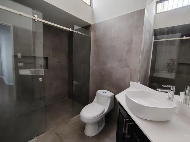 Venta de casa de lujo con piscina y vistas al Valle Central #25-1526 GS en San Rafael, Escazú, San José — $1,070,000 - Foto 3 de 24
