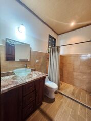 Casa en la Montaña con Vista, Suite Principal de Lujo y Estudio Independiente  en Platanares, Pérez Zeledón, San José — $650,000 - Foto 4 de 17