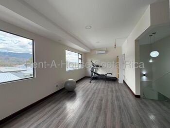 Casa moderna de tres niveles con 5 habitaciones y área social con deck #26-1463 GS en Pozos, Santa Ana, San José — $3,500 - Foto 4 de 14