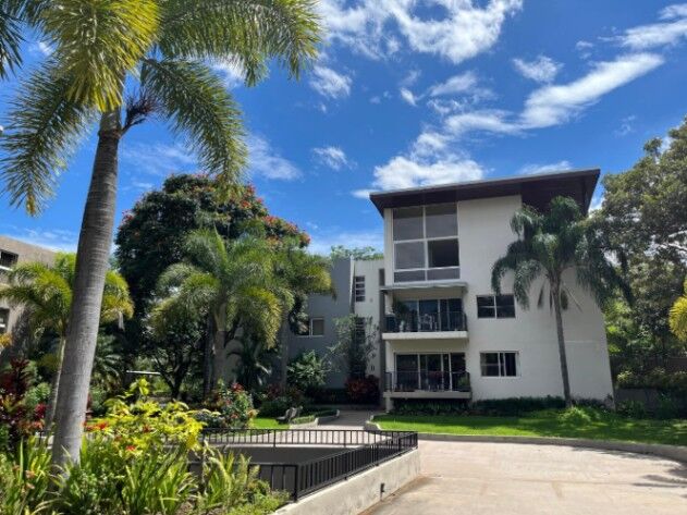 Apartamento en venta moderno con terraza, techos altos y 2 parqueos en Santa Ana #26-718 GS en Santa Ana, San José — $230,000