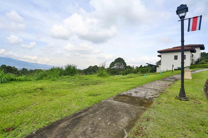 Lote en Venta Condominio Hacienda Gregal en Curridabat en Curridabat, San José — $400,000 - Foto 3 de 9