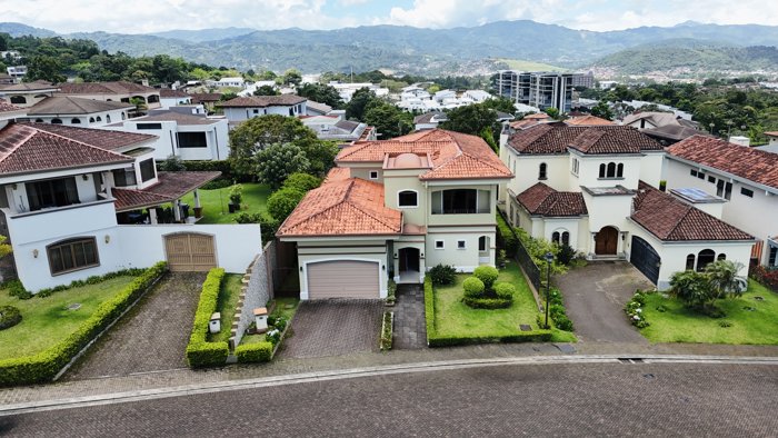 Venta de hermosa casa  en Bosques de Altamonte Curridabat in Granadilla, Curridabat, San José — $670,000 - Photo 2 of 31