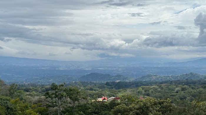 8315m2 con existente casita, piscina y area para nueva casa en Atenas, Alajuela — $499,000 - Foto 2 de 13