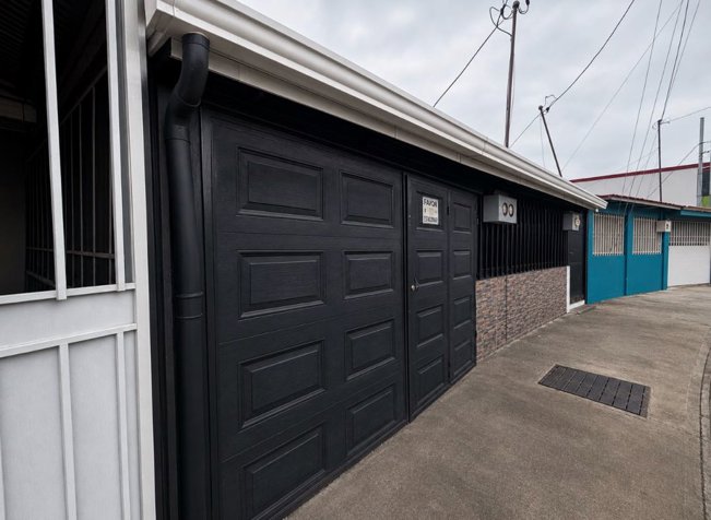 VENTA DE DOS CASAS, SAN JOSÉ, TIBÁS in León Xiii, Tibás, San José — ₡ 88 500 000