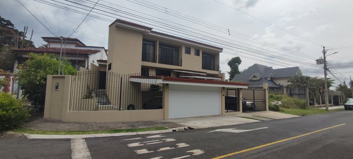 VENTA DE CASA EN RESIDENCIAL CARIARI, HEREDIA. in La Asunción, Belén, Heredia — $600,000