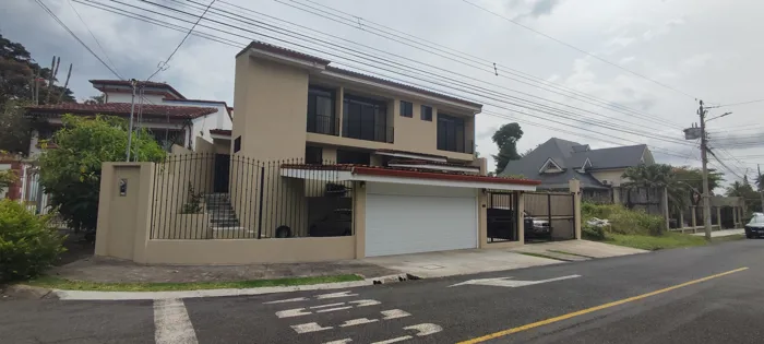 VENTA DE CASA EN RESIDENCIAL CARIARI, HEREDIA. in La Asunción, Belén, Heredia — $600,000