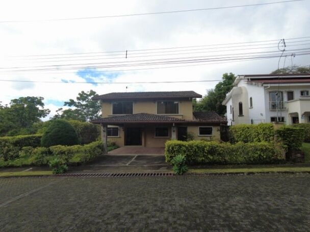 Se vende espaciosa casa con patio en Mata De Platano Goicoechea 24-297 en Mata de Plátano, Goicoechea, San José — $460,000