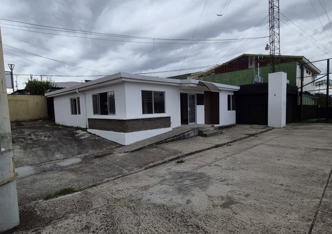 Casa Comercial en Alquiler con Amplio Parqueo – Esquinera en San Pablo, Heredia — ₡ 1 000 000