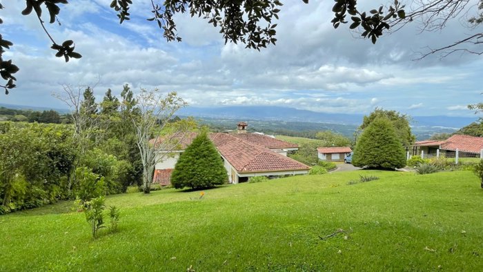 CASA CON AMPLIO TERRENO Y VISTA PANORÁMICA EN CABUYAL DE POÁS in San Juan, Poás, Alajuela — ₡ 350 000 000 - Photo 2 of 47