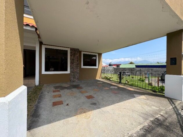 Casa Duplex, 3 habitaciones, 3 baños, a escasos metros de Lincoln Plaza, Moravia en San Vicente, Moravia, San José — $130,000