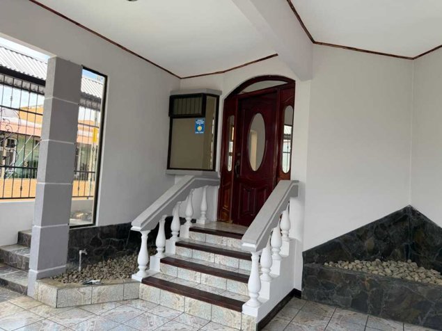 Casa en Residencial la Giralda en Alajuela en Alajuela — ₡ 110 000 000 - Foto 2 de 29