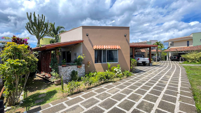 House for Sale in San Ramón, Alajuela en Santa Eulalia, Atenas, Alajuela — $220,000 - Foto 2 de 23