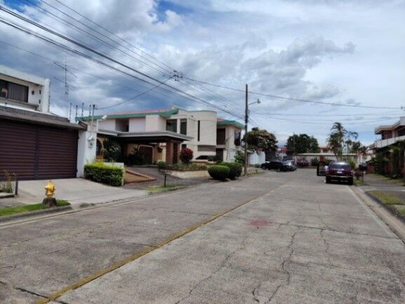 Se vende espaciosa casa con amplio patio en Alajuela 25-1602 en Alajuela — $3,700