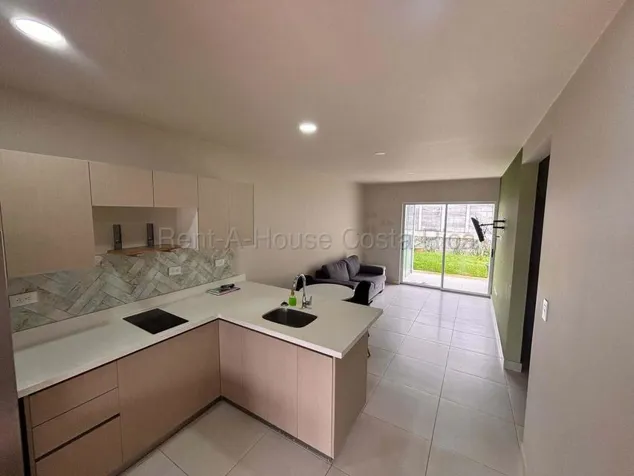 Venta casa un nivel con patio y carga para vehículo eléctrico in Llorente, Flores, Heredia — $195,000 - Photo 2 of 9