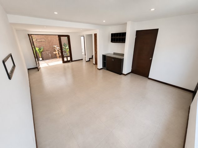 Casa en Venta o Alquiler con Oficina y Trejos Montealegre in Escazú, San José — $1,700 - Photo 3 of 24