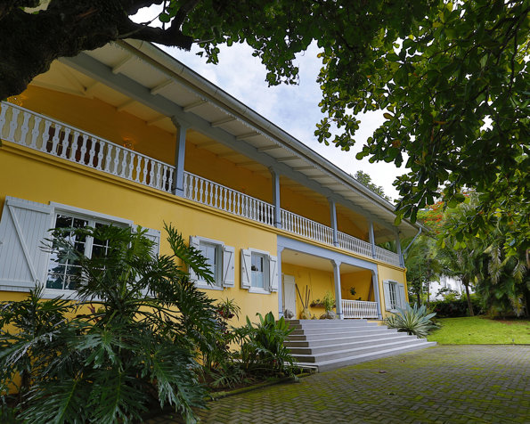 VENTA DE QUINTA CON CASA, PISCINA Y 5 APARTAMENTOS, SANTA ANA, RIO ORO en Santa Ana, San José — $1,350,000