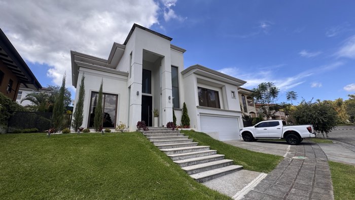 Venta de Casa de c/piscina en Colinas de Montealegre, Tres Ríos (AD) en San Juan, La Unión, Cartago — $1,100,000