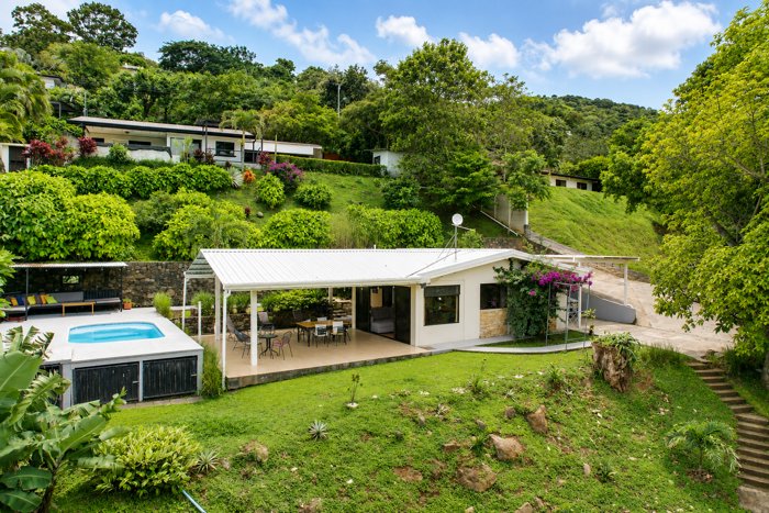 Bungalow con piscina en Vistas Guacimo de Atenas en Atenas, Alajuela — $359,000