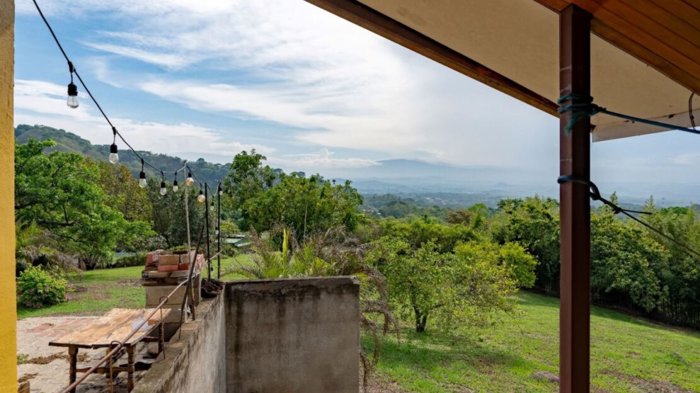 Casa de campo de casi 1 acre con grandes vistas del Valle Central in Atenas, Alajuela — $280,000 - Photo 2 of 16