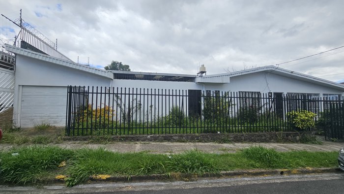 Encantadora Casa 3 habitaciones en Desamparados con Patio y Jardín in Jardín, Dota, San José — ₡ 75 000 000