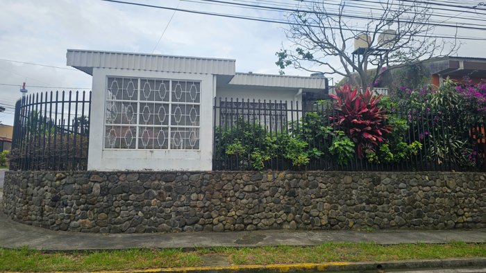 Encantadora Casa 3 habitaciones en Desamparados con Patio y Jardín in Jardín, Dota, San José — ₡ 75 000 000 - Photo 3 of 14