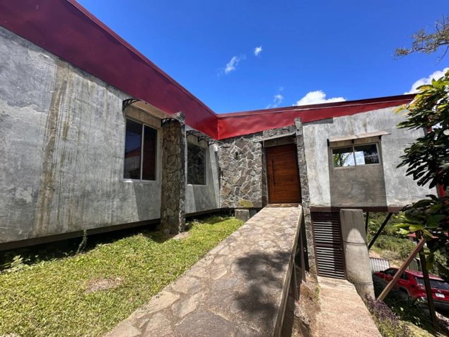 Venta de casa con Vista al Volcán Turrialba en Aquiares in Turrialba, Cartago — $150,000