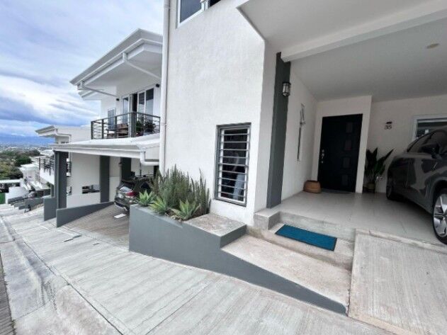 Venta de Hermosa y Moderna Casa en Santa Ana / Mls. 25-1400 OFC JB in Santa Ana, San José — $270,000