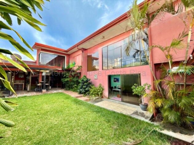 CASA EN VENTA EN MERCEDES NORTE HEREDIA en Mercedes, Heredia — ₡ 150 000 000