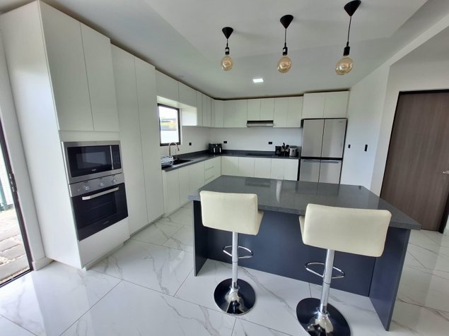 OPORTUNIDAD VENTA CASA 2 NIVELES 1 AÑO CONSTRUIDA CONDOMINIO PERAZ TRES RIOS en Tres Ríos, La Unión, Cartago — ₡ 140 000 000 - Foto 2 de 20