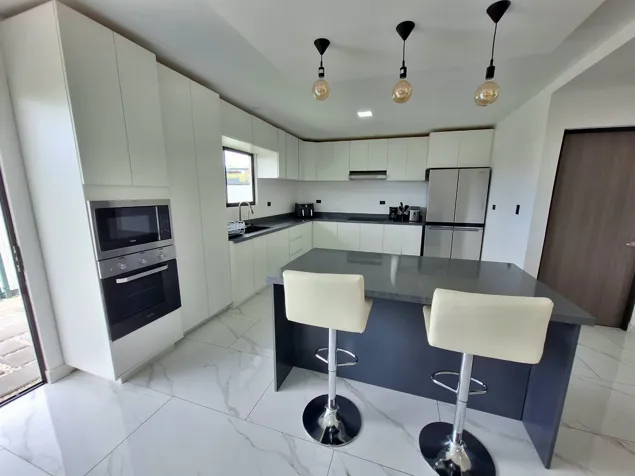 OPORTUNIDAD VENTA CASA 2 NIVELES 1 AÑO CONSTRUIDA CONDOMINIO PERAZ TRES RIOS in Tres Ríos, La Unión, Cartago — ₡ 140 000 000 - Photo 2 of 20