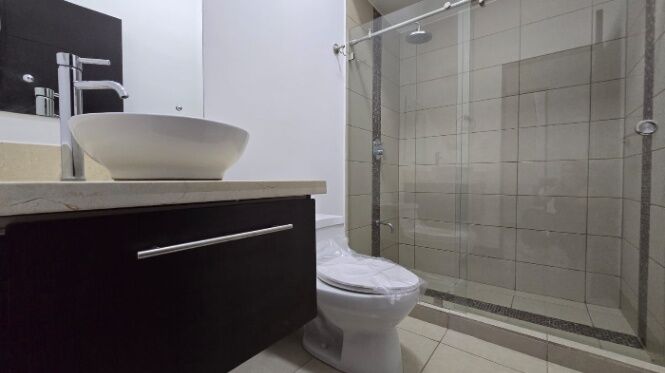 GUACHIPELIN NORTE DE 3 HABITACIONES - LINEA BLANCA - CUARTO DE SERVICIO en Escazú, San José — $2,200 - Foto 2 de 18