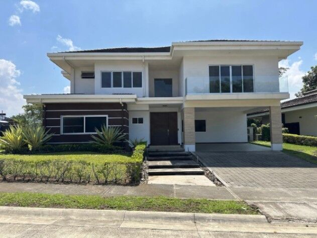 Casa de lujo con 5 hab en condominio lleno de amenidades en San Rafael, Alajuela — $5,500