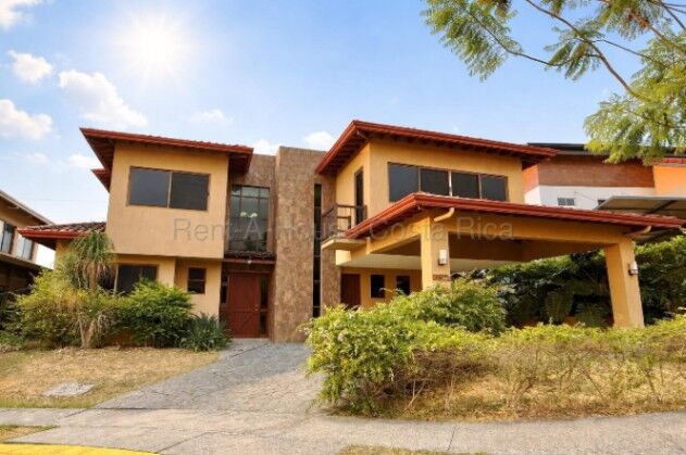 Casa tipo colonial amplia con terraza y parqueo para 5 vehículos  #26-1652 GS in Ulloa, Heredia — $510,000