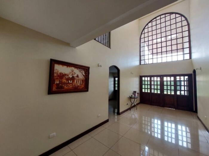 Se vende espaciosa casa en San Miguel de Santo Domingo 26-693 in San Miguel, Santo Domingo, Heredia — $510,000