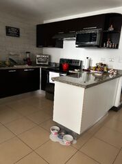 Hermosa casa esquinera, amplia terraza en Colón, Mora, San José — $245,500 - Foto 4 de 14